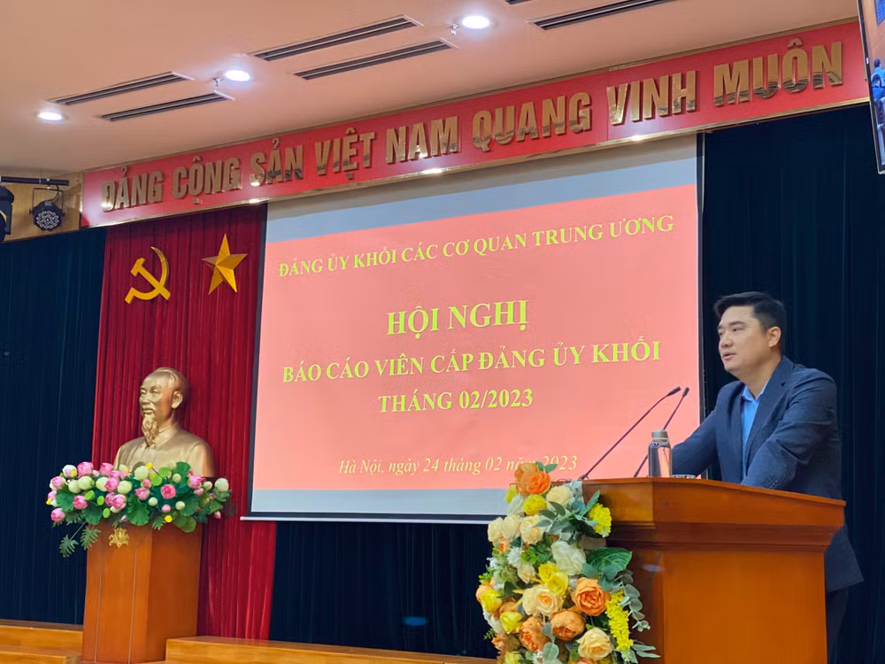 Đồng chí Trần Việt Hùng giới thiệu các nội dung căn bản trong Quy định số 96.