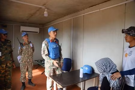 Đại diện Đội Công binh Việt Nam mời người dân vào để tiến hành đàm phán, xác minh vụ việc. Đại diện Đội Công binh Việt Nam mời người dân vào để tiến hành đàm phán, xác minh vụ việc.