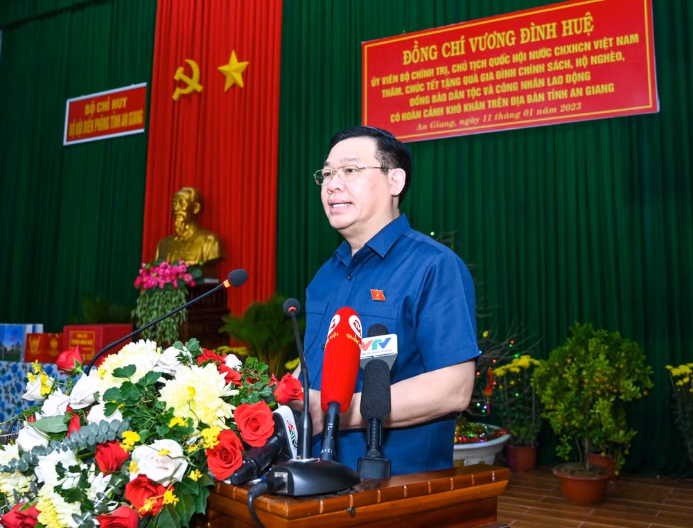 Chủ tịch Quốc hội Vương Đình Huệ phát biểu thăm hỏi, chúc Tết gia đình chính sách, hộ nghèo, đồng bào dân tộc và công nhân lao động có hoàn cảnh khó khăn tỉnh An Giang.