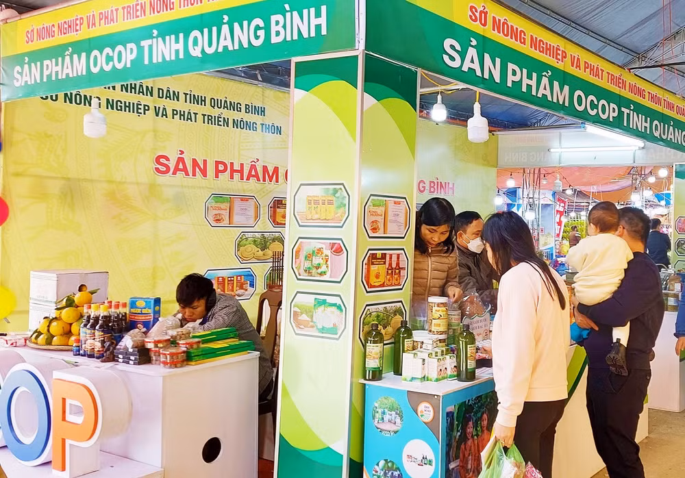 Nhiều mặt hàng OCOP của tỉnh Quảng Bình được người tiêu dùng lựa chọn để mua.