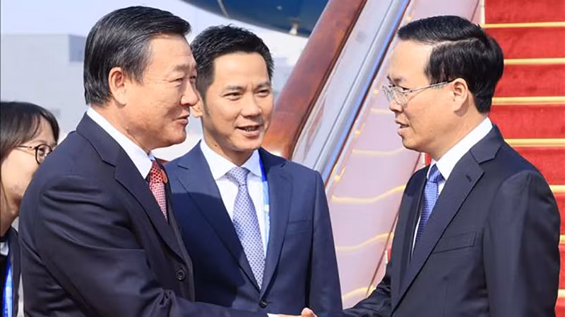 Bộ trưởng Nhà ở và Xây dựng đô thị, nông thôn Trung Quốc Nghê Hồng đón Chủ tịch nước Võ Văn Thưởng tại Sân bay Bắc Kinh. (Ảnh: TTXVN)