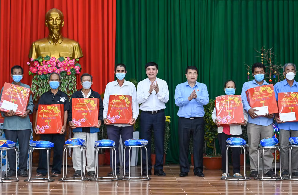 Tổng Thư ký, Chủ nhiệm Văn phòng Quốc hội Bùi Văn Cường và Chủ tịch Hội đồng dân tộc Y Thanh Hà Niê Kđăm trao quà Tết cho các gia đình chính sách, hộ nghèo.