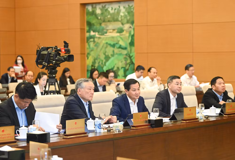 Chánh án Tòa án nhân dân tối cao Nguyễn Hòa Bình, Phó Thủ tướng Chính phủ Lê Minh Khái và các đại biểu dự phiên họp.
