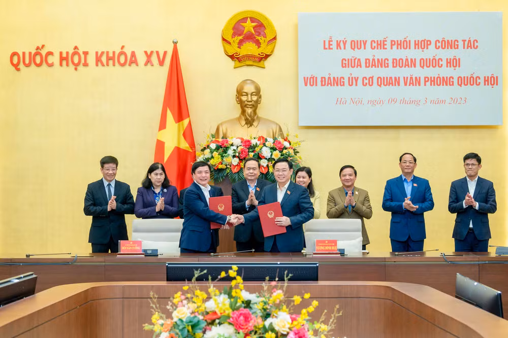 Chủ tịch Quốc hội Vương Đình Huệ và Tổng Thư ký, Chủ nhiệm Văn phòng Quốc hội Bùi Văn Cường ký quy chế phối hợp giữa Đảng đoàn Quốc hội và Đảng ủy cơ quan Văn phòng Quốc hội. Chủ tịch Quốc hội Vương Đình Huệ và Tổng Thư ký, Chủ nhiệm Văn phòng Quốc hội Bùi Văn Cường ký quy chế phối hợp giữa Đảng đoàn Quốc hội và Đảng ủy cơ quan Văn phòng Quốc hội.