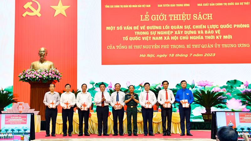 Ban Tổ chức trao sách quý của Tổng Bí thư tặng đại diện các ban, bộ, ngành, cơ quan Trung ương.