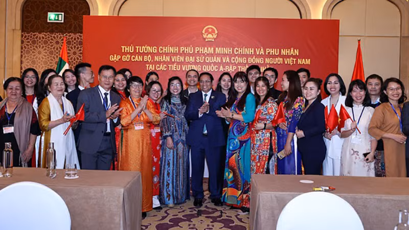 Thủ tướng Phạm Minh Chính và Phu nhân chụp ảnh lưu niệm với cán bộ, nhân Đại sứ quán Việt Nam và bà cao kiều bào.