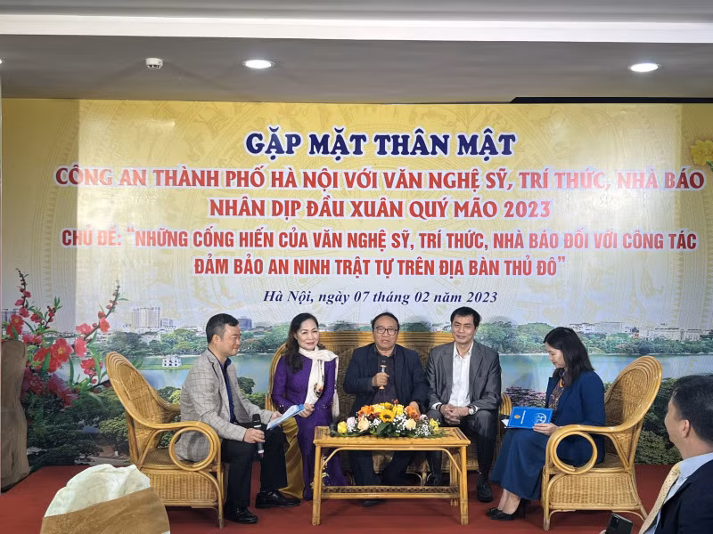 Các văn nghệ sĩ, nhà báo, tri thức tiêu biểu giao lưu tại buổi gặp mặt.