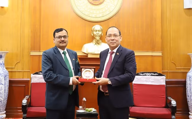 Phó Chủ tịch Ủy ban Trung ương Mặt trận Tổ quốc Việt Nam Hoàng Công Thuỷ tặng quà lưu niệm Ngài Phó Đại sứ nước Cộng hòa Ấn Độ Subhash Gupta.