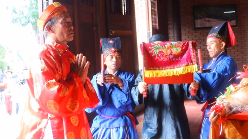 Các cụ trong Ban nghi lễ Đình An Khê thực hiện nghi thức cúng Vua Quang Trung theo nghi thức truyền thống. Các cụ trong Ban nghi lễ Đình An Khê thực hiện nghi thức cúng Vua Quang Trung theo nghi thức truyền thống.