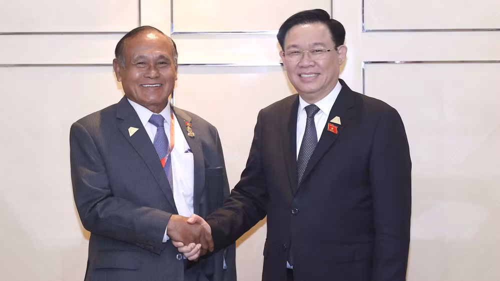 Chủ tịch Quốc hội Vương Đình Huệ gặp Phó Chủ tịch Thượng viện Campuchia Kittisangkahabindit Tep Ngorn. (Ảnh: Doãn Tấn/TTXVN)