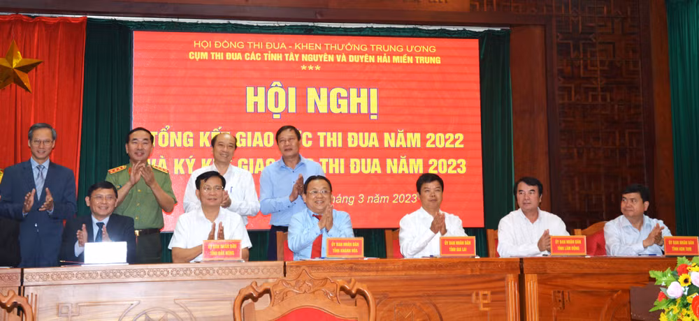 Lãnh đạo Ủy ban nhân dân các tỉnh cụm thi đua Tây Nguyên và duyên hải miền Trung ký giao ước thi đua năm 2023.