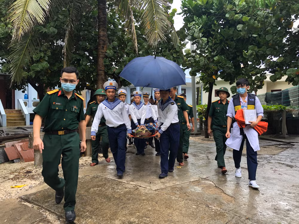 Các bác sĩ Bệnh viện Quân y 175 đón bệnh nhân ở đảo Sơn Ca để đưa lên trực thăng.