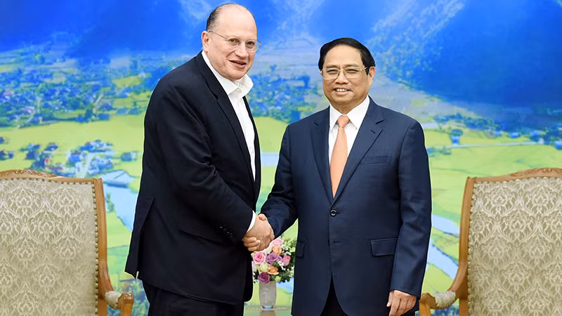 Thủ tướng Phạm Minh Chính (bên phải) tiếp ông Mark Tucker, Chủ tịch Tập đoàn Ngân hàng HSBC (Anh). (Ảnh: TRẦN HẢI)