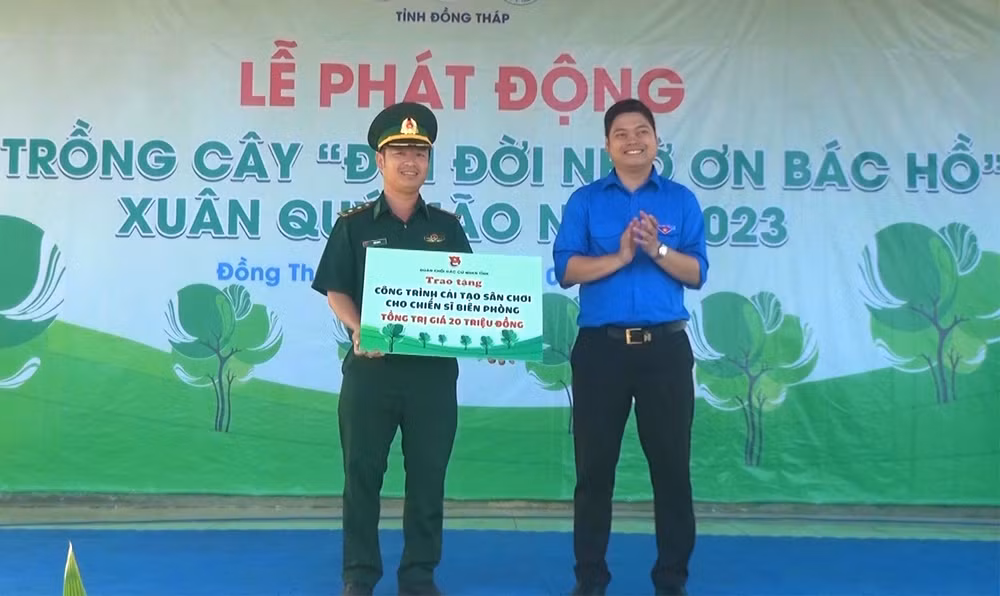 Đại diện Ban Thường vụ Tỉnh đoàn Đồng Tháp trao tặng công trình cải tạo sân chơi cho chiến sĩ Bộ đội Biên phòng tỉnh.