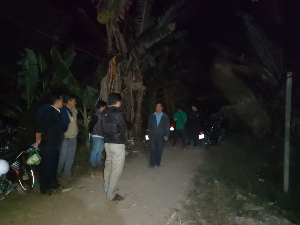 Lực lượng chức năng vẫn đang túc trực cạnh khu vực phong tỏa hiện trường. Lực lượng chức năng vẫn đang túc trực cạnh khu vực phong tỏa hiện trường.