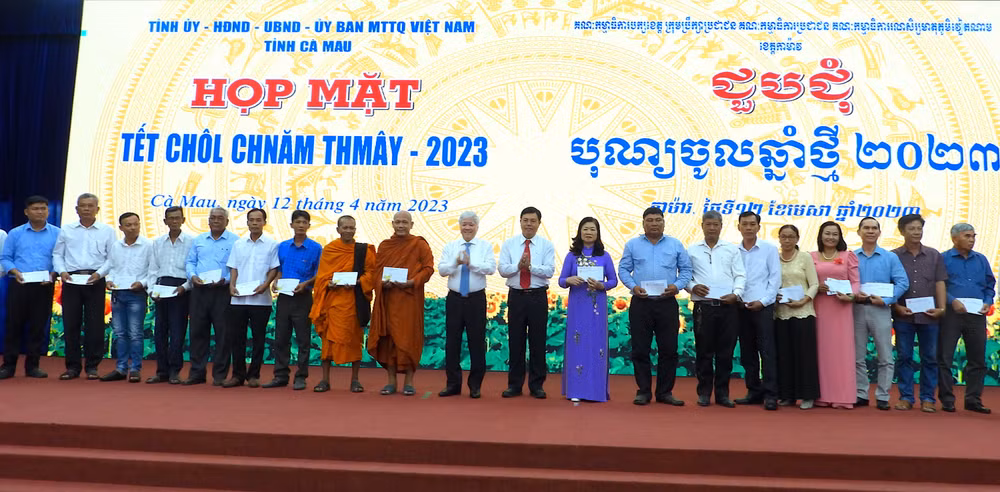 Chủ tịch Ủy ban Trung ương Mặt trận Tổ quốc Việt Nam Đỗ Văn Chiến tặng quà các đại biểu uy tín đồng bào Khmer Cà Mau vào sáng 12/4. Chủ tịch Ủy ban Trung ương Mặt trận Tổ quốc Việt Nam Đỗ Văn Chiến tặng quà các đại biểu uy tín đồng bào Khmer Cà Mau vào sáng 12/4.