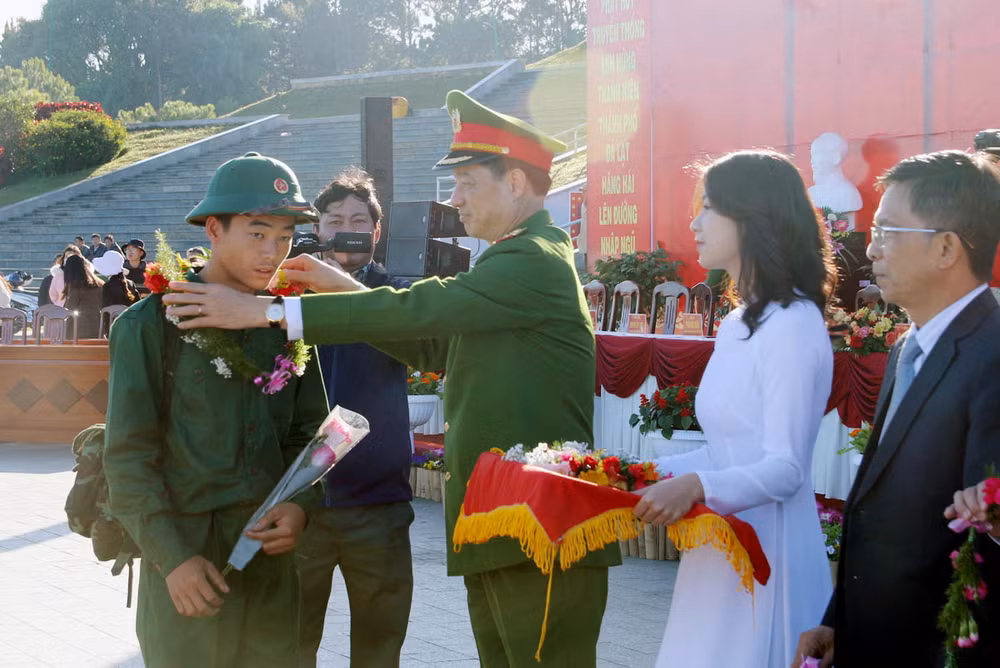 Trung tướng Nguyễn Duy Ngọc, Thứ trưởng Công an tặng hoa động viên các tân binh.