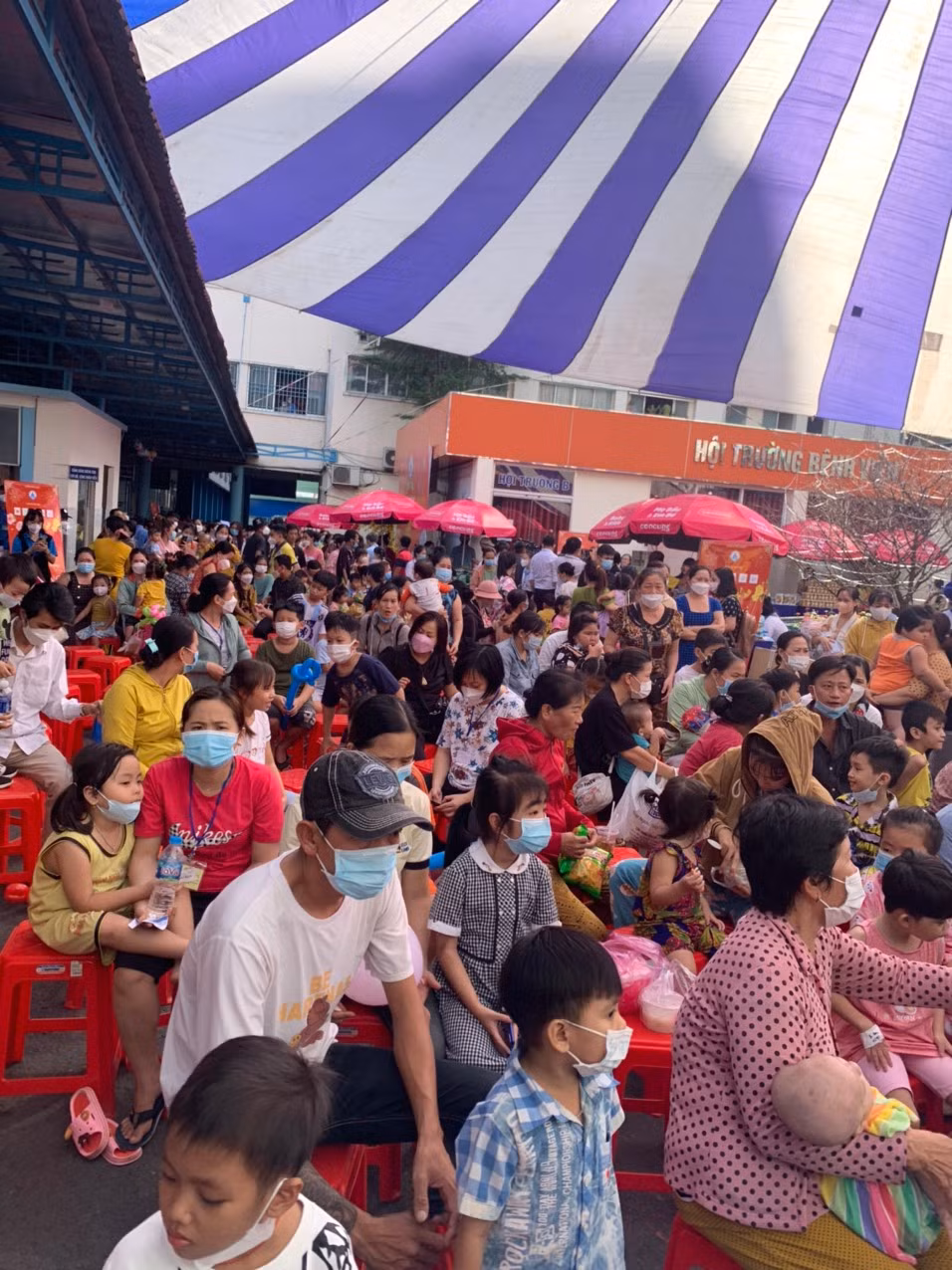 Sảnh Bệnh viện Nhi đồng 1 chật kín bệnh nhân tham gia chương trình. Sảnh Bệnh viện Nhi đồng 1 chật kín bệnh nhân tham gia chương trình.