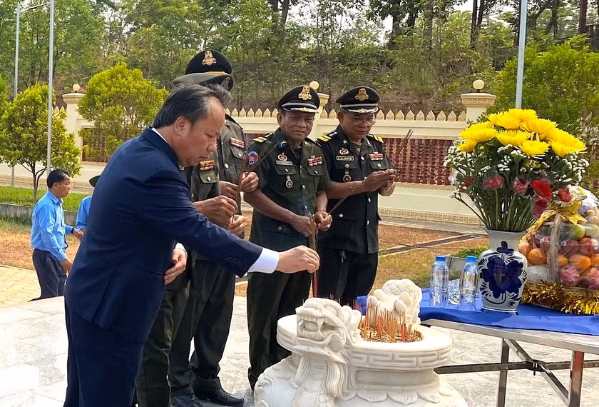 Phó Bí thư Thường trực Tỉnh ủy Châu Ngọc Tuấn dâng hương trước Đài tưởng niệm các anh hùng liệt sĩ Campuchia-Việt Nam 1979-1989.