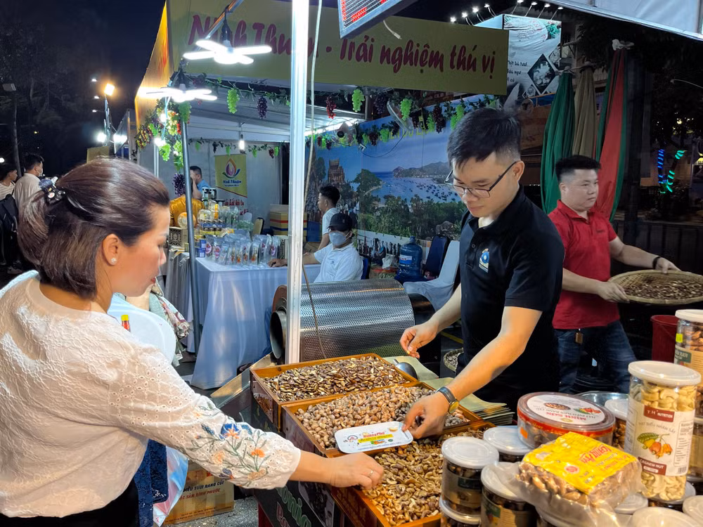 Nhiều đơn vị giới thiệu đặc sản địa phương mình tại Ngày hội Du lịch.