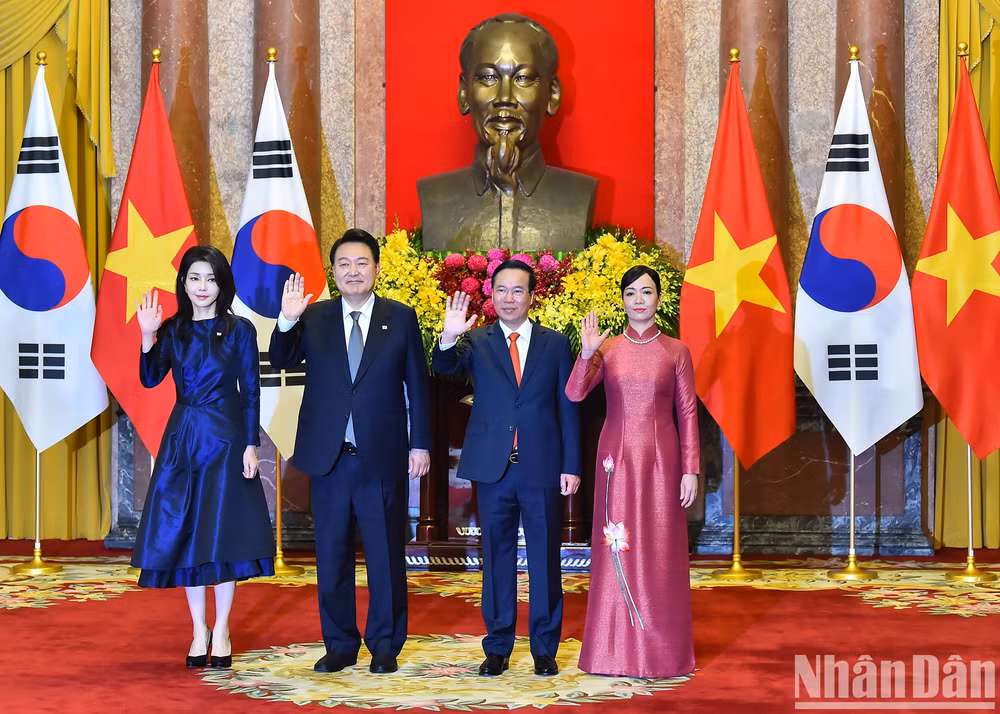 Chủ tịch nước Võ Văn Thưởng và Tổng thống Đại Hàn Dân Quốc Yoon Suk Yeol cùng hai phu nhân vẫy tay chào phóng viên các cơ quan thông tấn, báo chí tại lễ đón.