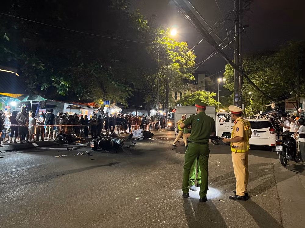 Lực lượng công an phong tỏa hiện trường, điều tra nguyên nhân vụ tai nạn.