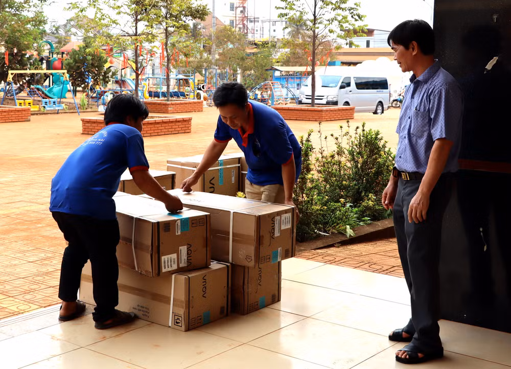 Số máy lạnh được tập kết để lắp tại Trường mầm non Bình Sơn. Số máy lạnh được tập kết để lắp tại Trường mầm non Bình Sơn.
