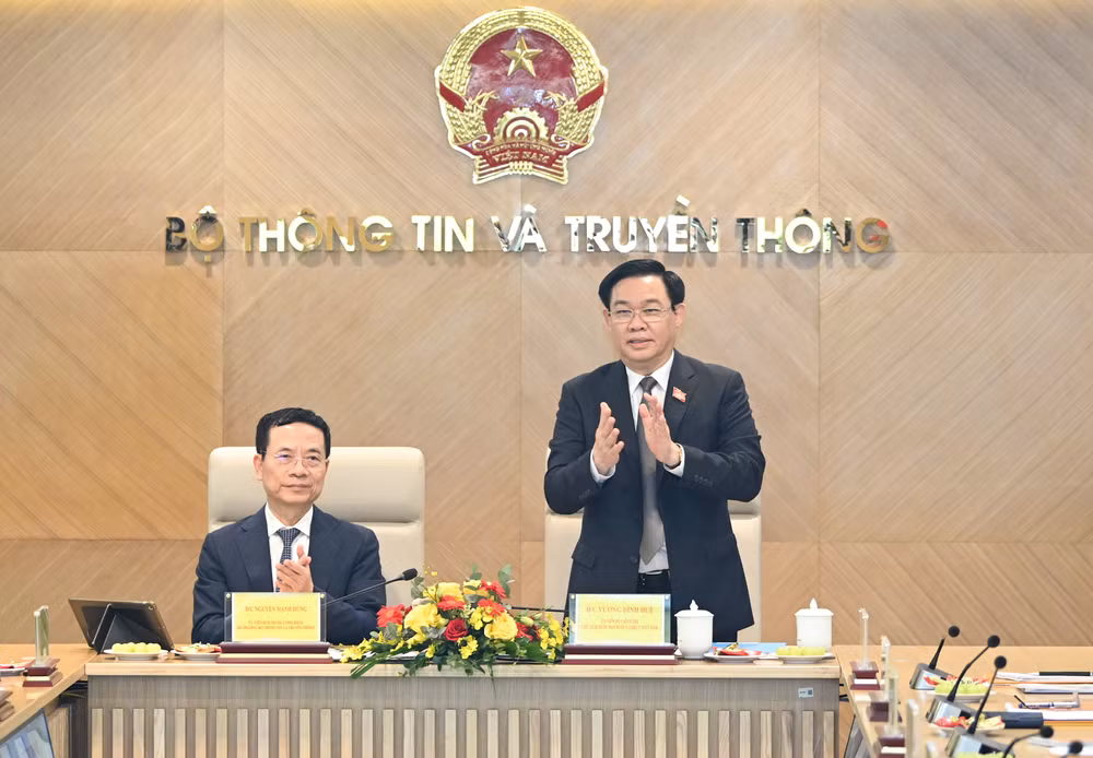 Chủ tịch Quốc hội Vương Đình Huệ chủ trì buổi làm việc với Bộ Thông tin và Truyền thông. Chủ tịch Quốc hội Vương Đình Huệ chủ trì buổi làm việc với Bộ Thông tin và Truyền thông.