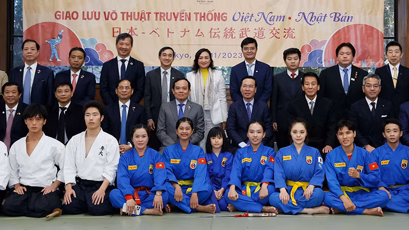 Chủ tịch nước Võ Văn Thưởng cùng các đại biểu với võ sĩ hai nước tham dự chương trình giao lưu võ thuật. (Ảnh: TTXVN)