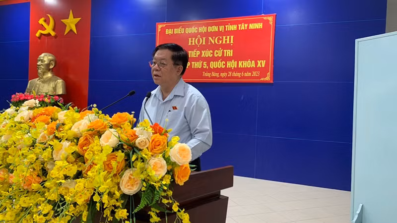 Đồng chí Nguyễn Trọng Nghĩa, Bí thư Trung ương Đảng, Trưởng Ban Tuyên giáo Trung ương phát biểu tại buổi tiếp xúc cử tri. Đồng chí Nguyễn Trọng Nghĩa, Bí thư Trung ương Đảng, Trưởng Ban Tuyên giáo Trung ương phát biểu tại buổi tiếp xúc cử tri.