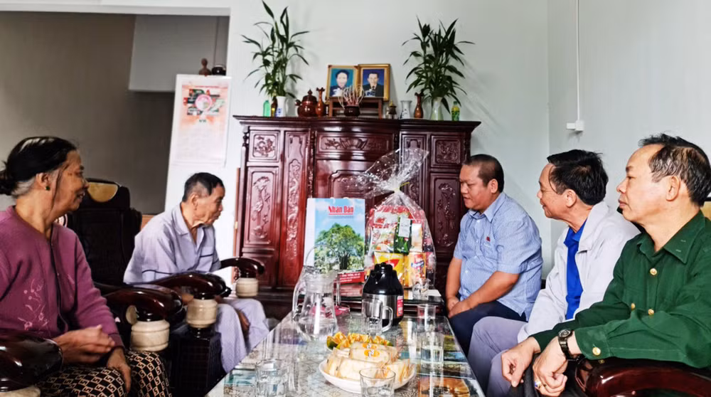 Trưởng Văn phòng đại diện Báo Nhân Dân tại Kon Tum phối hợp Sở Lao động, Thương binh và Xã hội tỉnh Kon Tum trao quà đến thương binh có hoàn cảnh khó khăn Trần Em.