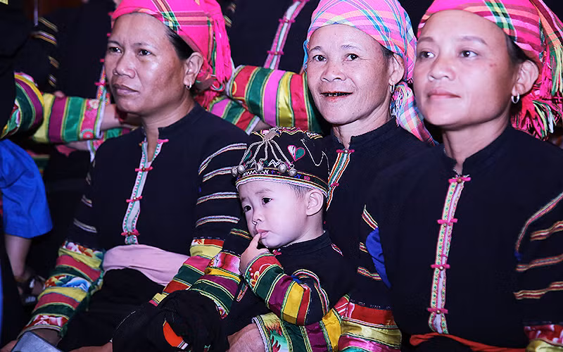 Đông đảo bà con dân tộc Lô Lô hân hoan tới dự buổi lễ.
