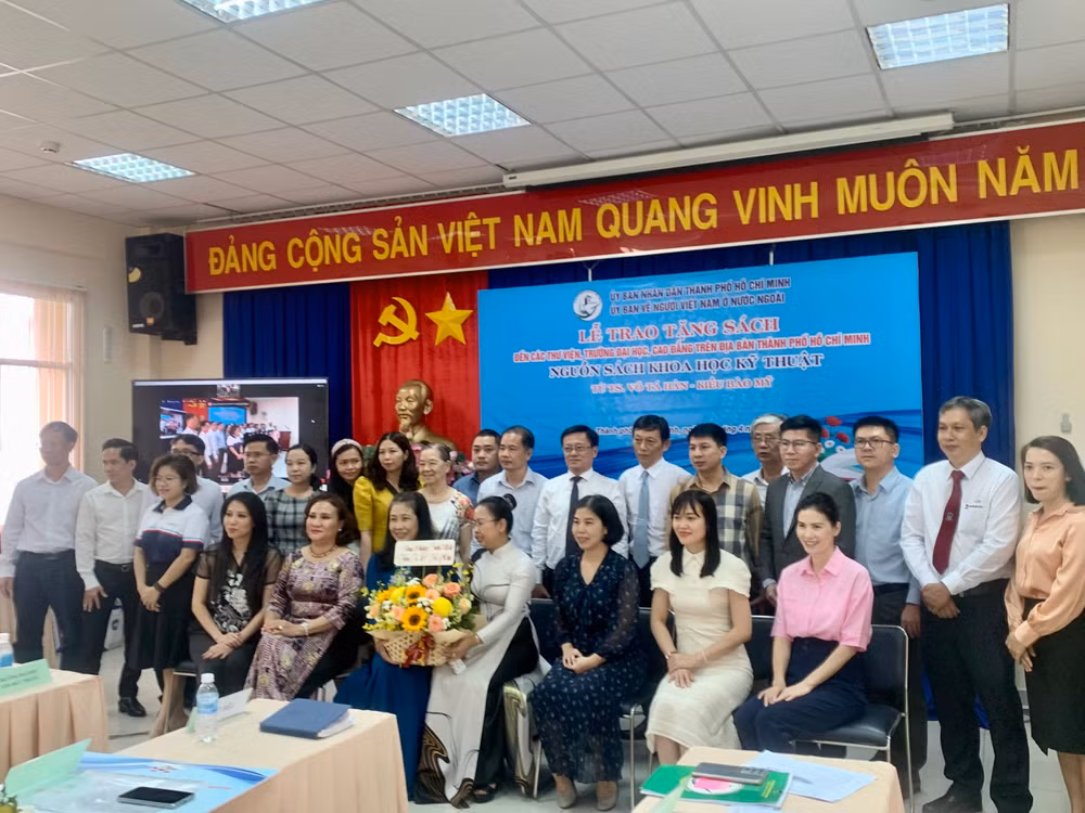 Các đại biểu và gia đình Tiến sĩ Võ Tá Hân chụp hình lưu niệm tại buổi lễ.