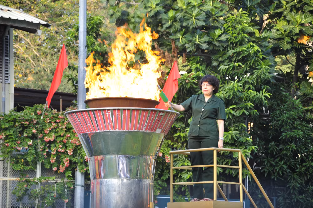 Đồng chí Tô Thị Bích Châu, Ủy viên Ban Thường vụ Thành ủy, Bí thư Quận ủy Quận 1 thắp đuốc tại Lễ giao, nhận quân. Đồng chí Tô Thị Bích Châu, Ủy viên Ban Thường vụ Thành ủy, Bí thư Quận ủy Quận 1 thắp đuốc tại Lễ giao, nhận quân.