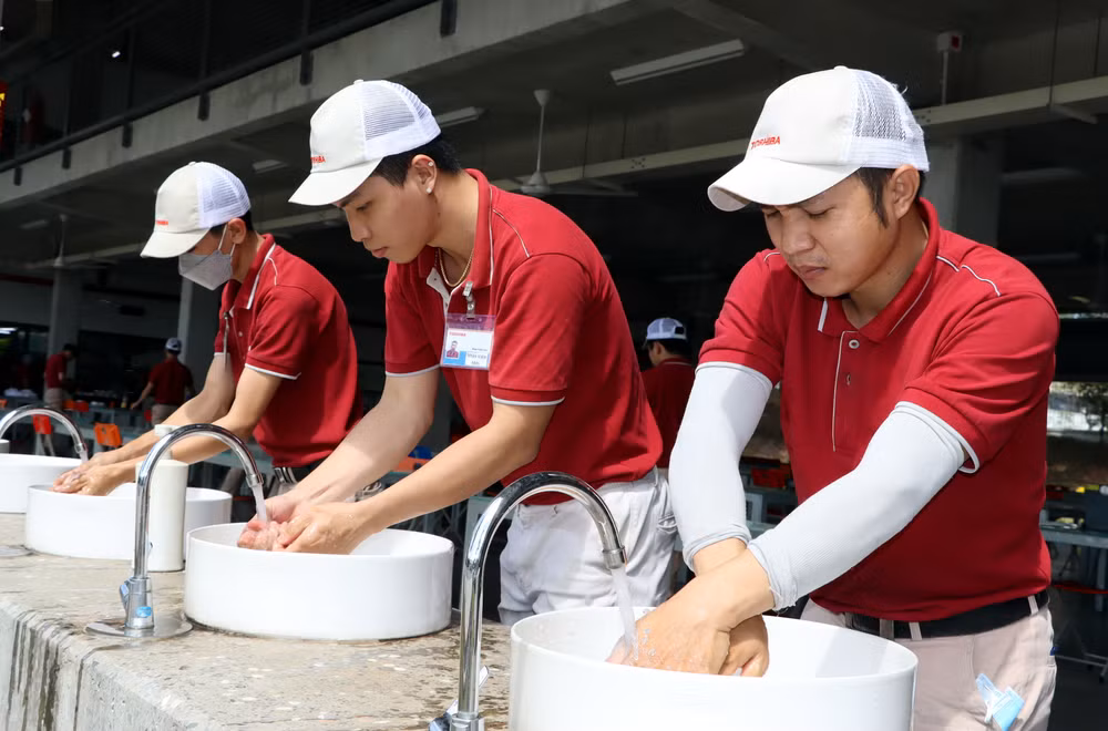 Ở khu vực hành lang các vòi nước được bố trí để công nhân rửa tay khử khuẩn, bảo đảm vệ sinh, trước khi vào bên trong nhà hàng.