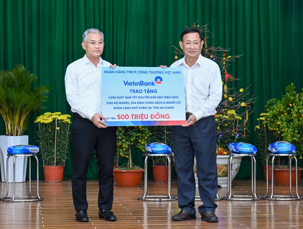 Phó Chủ nhiệm Ủy ban Đối ngoại Đôn Tuấn Phong trao 1.000 suất quà Tết do Ngân hàng Công thương Việt Nam tài trợ tặng các hộ nghèo, gia đình chính sách và người có hoàn cảnh khó khăn tỉnh An Giang.