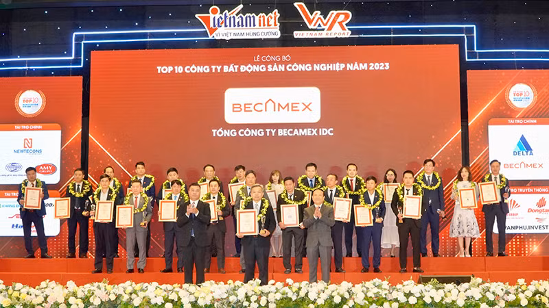 Ông Nguyễn Văn Thanh Huy, Phó Tổng Giám đốc Tổng Công ty Becamex IDC (đứng giữa, hàng đầu) nhận Cúp và Giấy chứng nhận Top 10 Công ty bất động sản công nghiệp uy tín năm 2023.