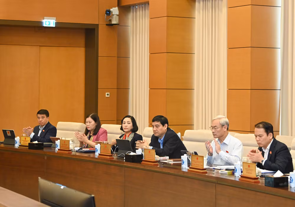 Các đồng chí Ủy viên Ủy ban Thường vụ Quốc hội dự phiên họp.