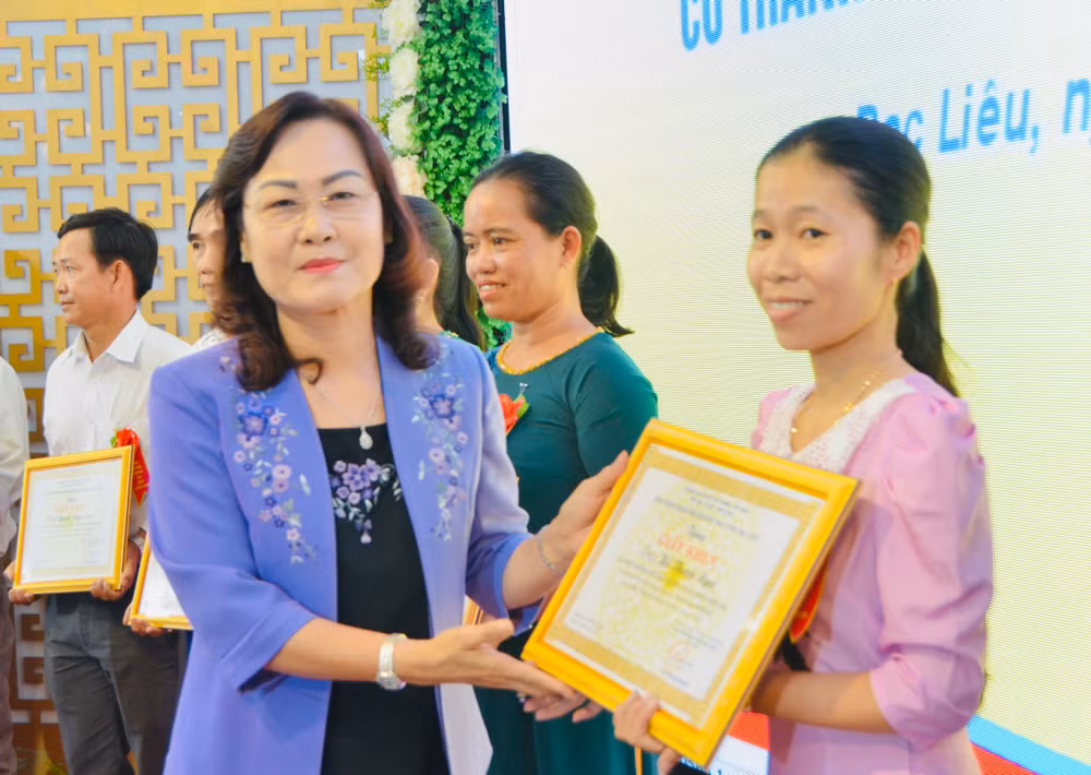 Phó Bí thư Thường trực Tỉnh ủy Bạc Liêu Lê Thị Ái Nam trao thưởng giáo viên xuất sắc.