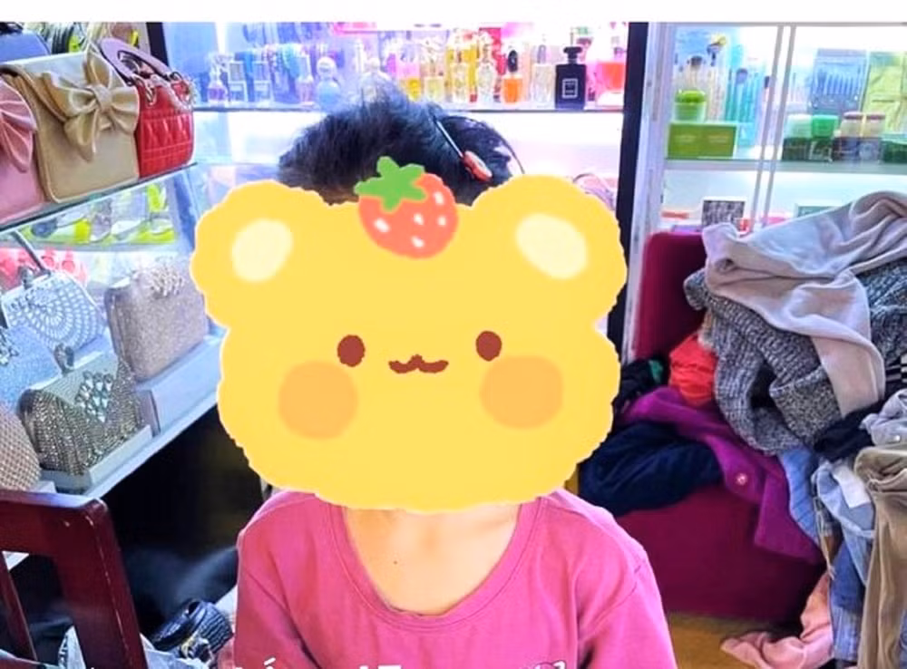 Bà N.T.T. đã đăng hình bé gái lên mạng xã hội nhưng không che mặt khiến dư luận bức xúc.