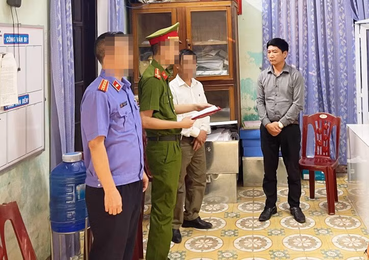 Công an thị xã Ba Đồn tống đạt quyết định khởi tố bị can và bắt tạm giam ông Phạm Văn Tuyến.