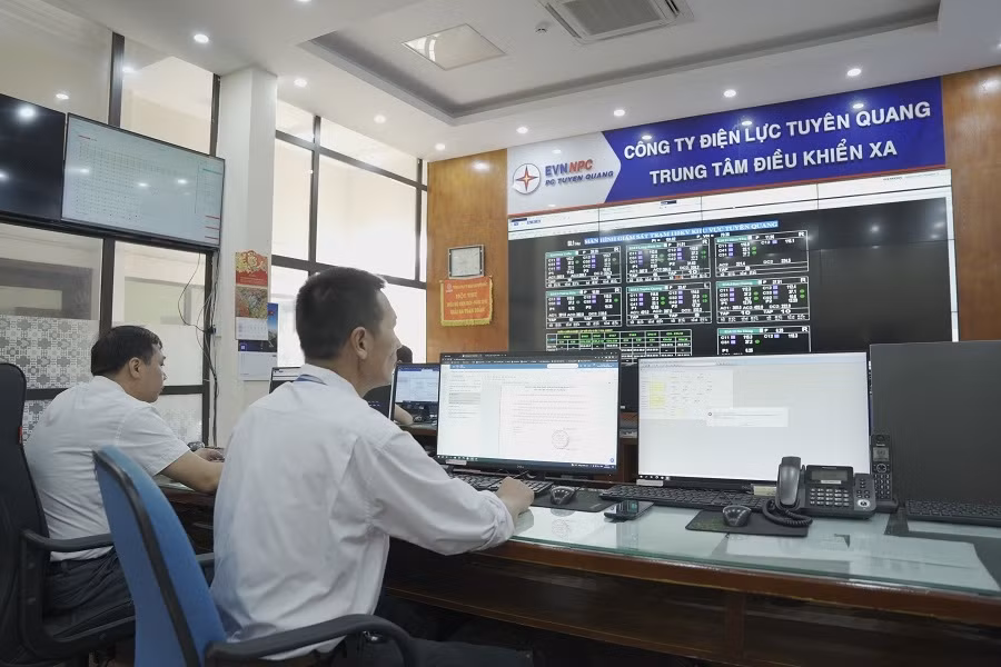 Các cán bộ công nhân của Trung tâm điều khiển xa Công ty Điện lực Tuyên Quang trực vận hành.