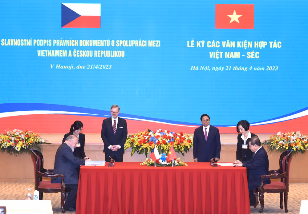 Sau hội đàm Thủ tướng Phạm Minh Chính và Thủ tướng nước Cộng hòa Séc Petr Fiala chứng kiến lễ ký Hiệp định tương trợ tư pháp về hình sự với Bộ Tư pháp Cộng hòa Séc.