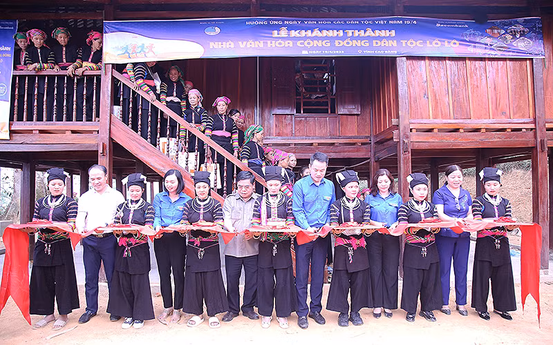 Đại diện Trung ương Hội Liên hiệp Thanh niên Việt Nam và các đơn vị liên quan cùng đồng bào dân tộc Lô Lô cắt băng khánh thành công trình.