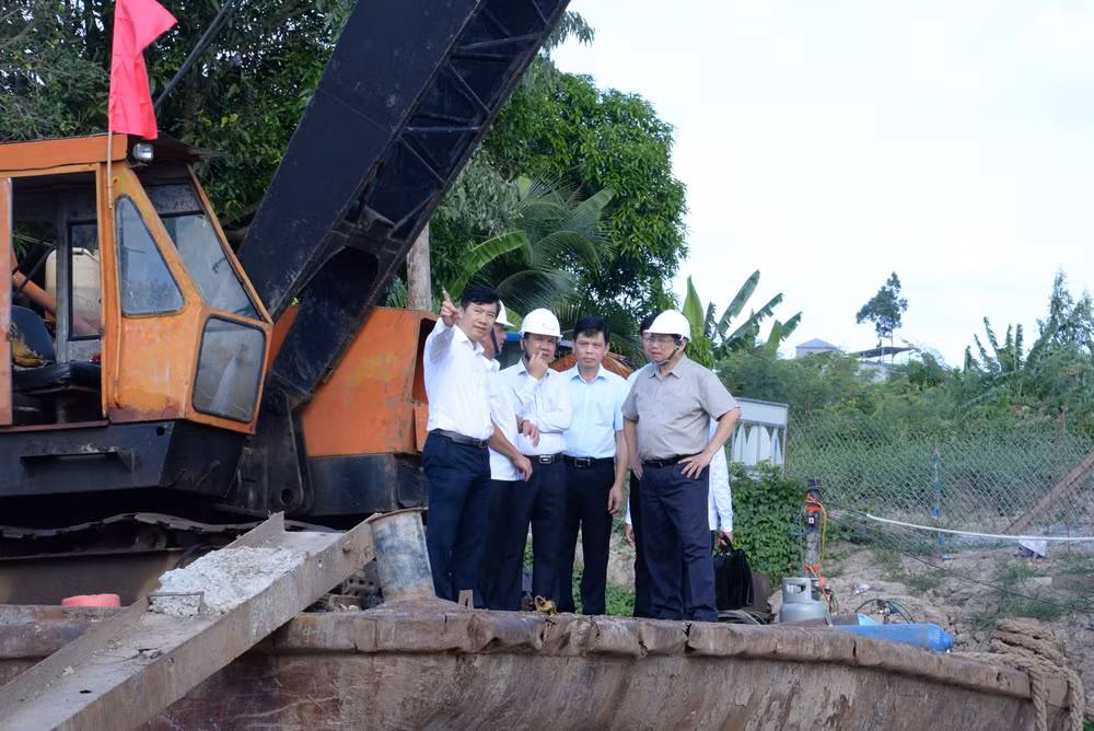 Thủ tướng Phạm Minh Chính thị sát công trường xây dựng dự án tuyến tránh thành phố Cao Lãnh. Thủ tướng Phạm Minh Chính thị sát công trường xây dựng dự án tuyến tránh thành phố Cao Lãnh.