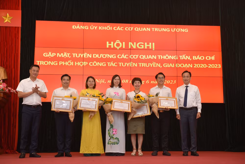 Ban Thường vụ Đảng ủy Khối tặng Bằng khen các cá nhân tiêu biểu. Ban Thường vụ Đảng ủy Khối tặng Bằng khen các cá nhân tiêu biểu.