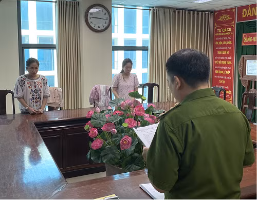 Công an Cần Thơ tống đạt quyết định khởi tố 2 bị can. (Ảnh: Công an Cần Thơ)