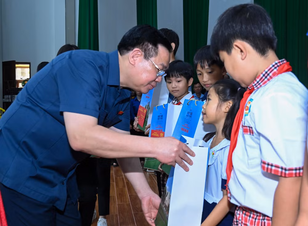 Chủ tịch Quốc hội Vương Đình Huệ trao quà Tết cho các thiếu nhi con nuôi Đồn Biên phòng.