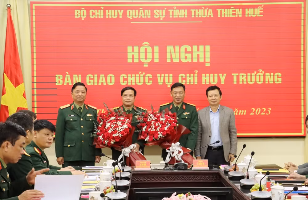 Bí thư Tỉnh ủy Lê Trường Lưu và Trung tướng Hà Thọ Bình, Tư lệnh Quân khu 4, tặng hoa chúc mừng Đại tá Ngô Nam Cường và Thượng tá Phan Thắng.