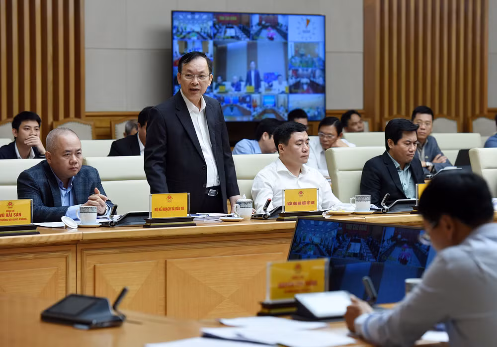 Đại diện lãnh đạo Ngân hàng Nhà nước Việt Nam phát biểu.